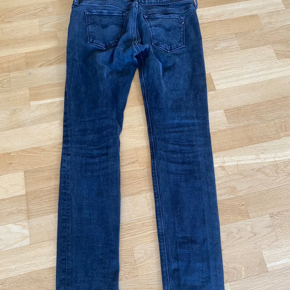 Jag säljer dom då jag växt ur dom. Dom är inte så mycket använda. Skriv om du vill ha mer bilder eller frågor.  . Jeans & Byxor.