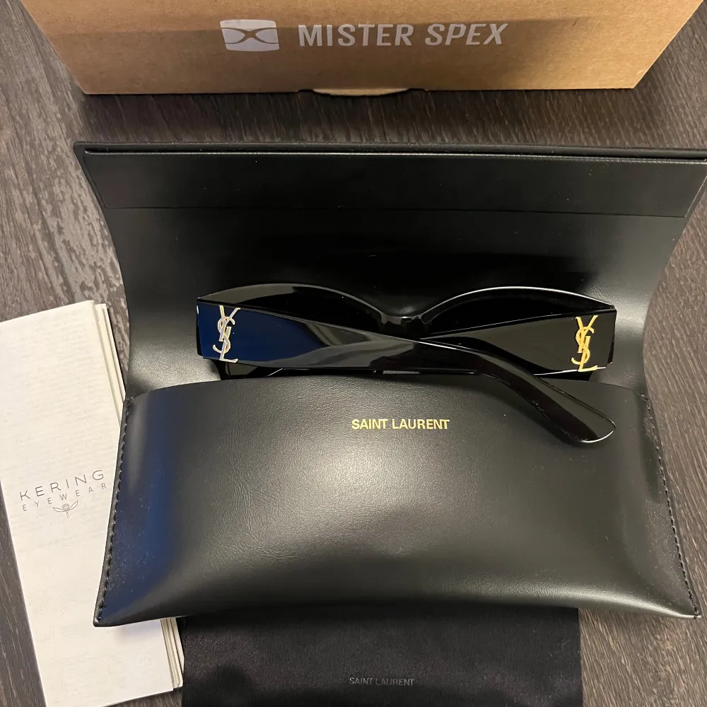 Ysl solglasögon i nyskick köpta från Misterspexs. Modell Saint Laurent SL M3 002. Kommer med fodral, kvitto samt kartong. Aldrig anvönda. Nypris 2800. Kan hämtas i Stockholm. . Accessoarer.