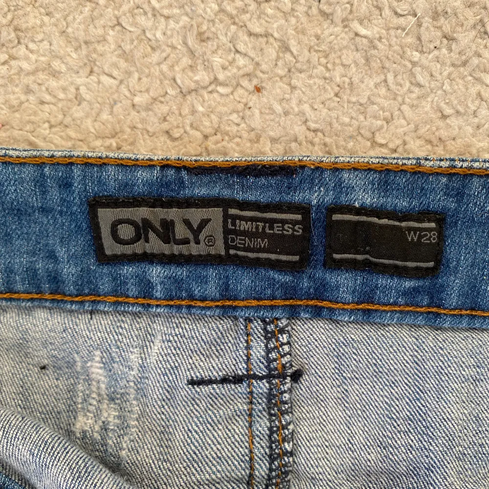 Säljer min lågmidjade jeanskjol från Only. Den har inga tecken på andvändning. Höftmått är 40 cm och längden är 32 vem lång. Kjolar.