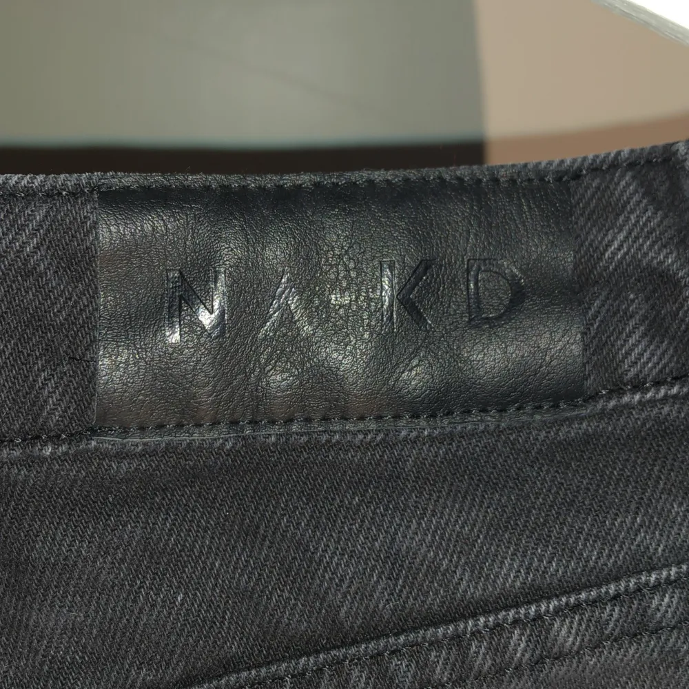 Ett par fina svarta jeans från NA-KD med hål på båda knäna och ett bra skick 💗. Jeans & Byxor.