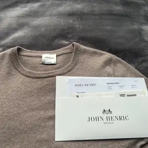 Tjena! Säljer nu denna riktigt schyssta 100% kashmir tröjan ifrån john henric. Den är i mycket bra skick då jag tagit väl hand om den. Tveka inte på att höra av er vid fler frågor eller funderingar!🙌🏽