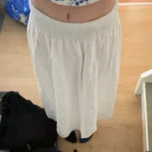 Lång vit kjol  - Säljer en lång vit kjol🤍 Den är väldigt ”töjbar” vid midjan så även om du inte har rätt storlek så funkar allt mellan XS-M, den är lite skrynklig men jag kan stryka den innan jag sickar! Passar med mycket och är perfekt nu till skolavslutningen!💕