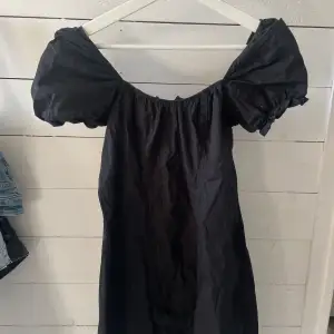 svart klänning, dragkedja i ryggen, puffärmar, knappt använd.
