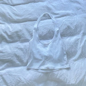 Vit topp - En vit topp från Nelly 