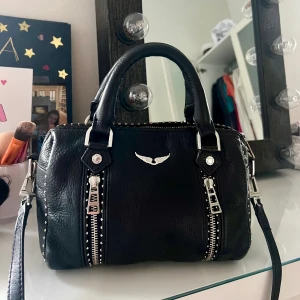 Zadig Väska - Säljer denna superfina XS sunny Zadig väskan. Väskan är i nästan nyskick och dustbag och äktighetsbevis medföljer. Det är bara att skriva vid frågor eller fler bilder❤️
