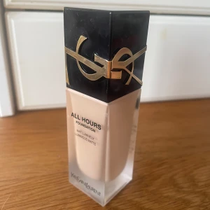 Yves saint Laurent foundation  - Fel färg, kommer inte till användning Endast testad  Nypris är runt 600kr