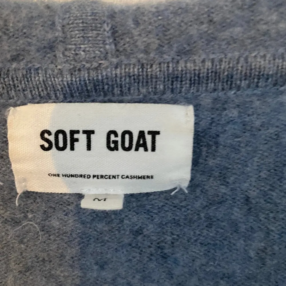 Skön soft goat zip hoodie i 100% kashmir storlek M men passar som S säljer för att den inte kommer till så mycket användning. Hoodies.