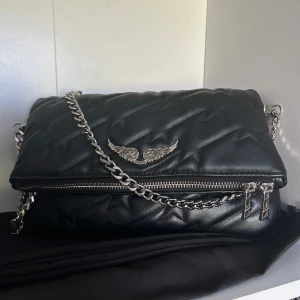 Zadig väska - Hej säljer min fina Zadig väska!Skicket är super bra förutom att ena kedjan han blivit lite rostig(fråga om bild)annars super fin.Nypris 3200kr❤️