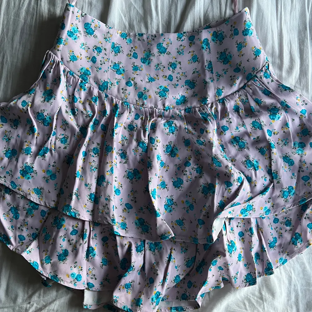 en blåblommig kjol med shorts fastsydda från zara, aldrig använd så prislappen sitter kvar, köpte för 299kr och säljer den för 150kr. Kjolar.