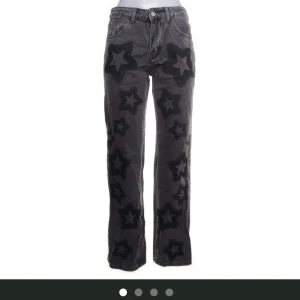 Jeans - Snygga jeans med tryck, säljer då de var för små på :/ 