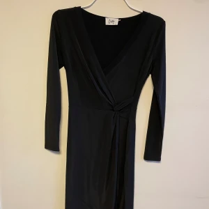 Omlottklänning  - Svart omlottklänning 