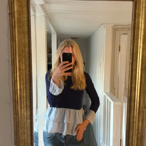 Blå tröja - Så fin tröja med insydd skjortdetaljer. 