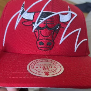 Keps  - Säljer denna feta keps som är Mitchell & Ness x philadelphia keps i färgen röd Köpt förra sommaren men använd Max 10 gånger och är i nyskick  Nypris ca 400 säljer för 250