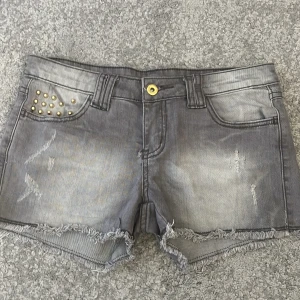 Låg midjade jeans shorts  - As coola men för små