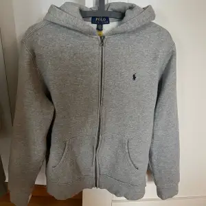 Väldigt fin ralph lauren hoodie i storlek 18-20, skulle säga att den passar som S. Köpt på NK i Stockholm.