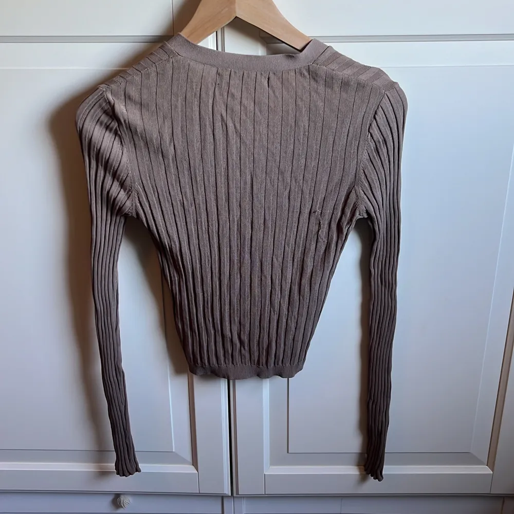 Jättefin kofta/tröja från bikbok säljer den då den inte riktigt är min stil använd kanske 2-3 gånger det hänger en liten tråd på baksidan men den är bara att klippa av. Toppar.
