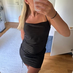 Klänning - Världens finaste klänning ifrån zara!! Säljer för har för många klänningar