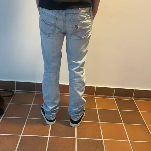 JACOB COHEN jeans - Feta Jacob Cohën jeans till sommaren för ett sjukt pris  Storlek 30 Skick 9/10 endast ett hål i bakfickan och på knät men det är en del av modellen 