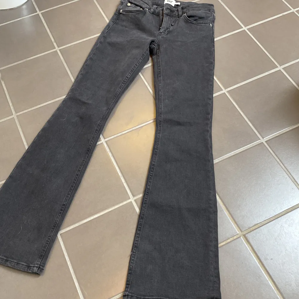 Heej! Jag säljer mina oanvända low waist boot cut jeans. De är hel svarta och är ifrån lager 157🫶🏻 köpta för 400 kr mitt pris: 150 kr Säljer byxorna för att dom har blivit för korta för mig ( jag är 168 men har långa ben! ) hör av dig vid intresse!🥰. Jeans & Byxor.