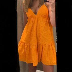 Klänning  - En jätte fin klänning från zara, använd runt 2 gången💗