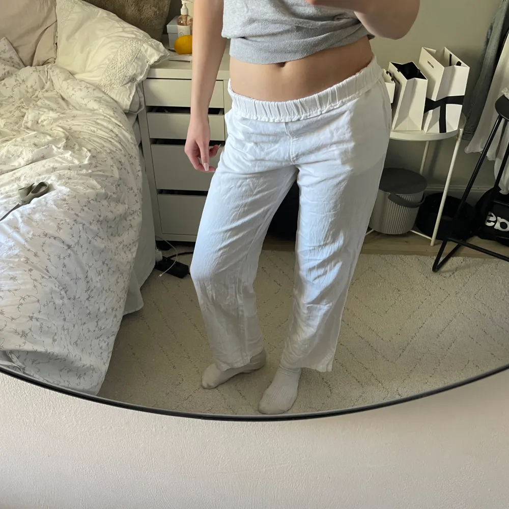 Säljer ett par vita linnebyxor som tyvärr har gått sönder precis mellan benen. Min tanke är att dem som är intresserade får själva välja om de vill att jag ska fixa så att dem ser ut som nya, eller om man vill göra det själv. (Det kostar inte extra). Jeans & Byxor.