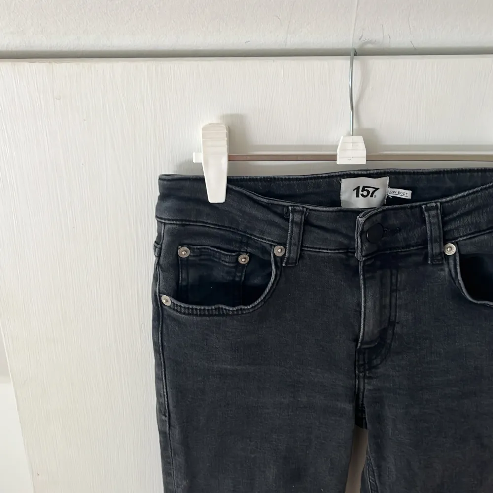 Säljer mina svarta bootcut jeans från lager 157 pga för långa för mig🥰, strl xs, full length. Kom privat för frågor eller funderingar!. Jeans & Byxor.