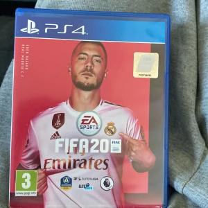 FIFA 20  - Hej jag säljer mitt FIFA 20 då jag inte längre har PS4. Det är i bra skick. Sedan kostar den 550 kr ny.