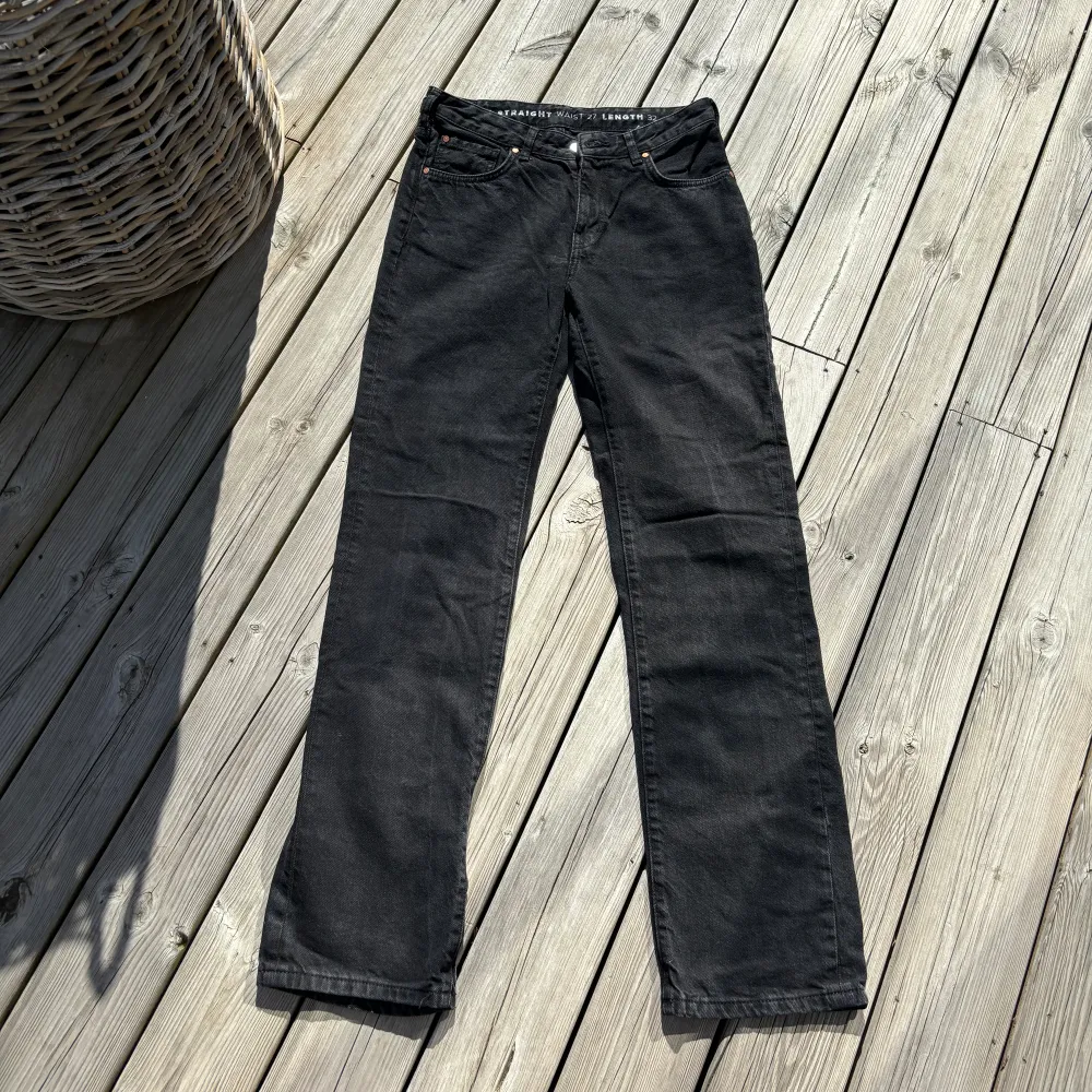 Low straight jeans från Bik Bok.  Waist 27 och Length 32. Jeans & Byxor.