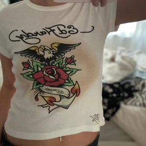 Ed Hardy - Säljer denna Ed Hardy tshirten från urban outfitters, köpt för 450kr, använd ca 2 gånger, säljer eftersom den inte är min stil längre💗 Pris kan diskuteras