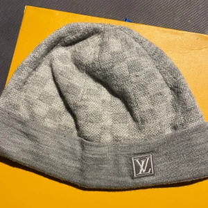 Louis Vuitton mössa - Säljer nu min lv mössa då jag inte har nån användning av den och gillar den inte längre. Äkta,inga slitage, bra skick Pris går att diskutera 