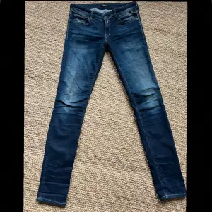 Säljer ett par riktigt snygga Replay jeans i modellen Juz som är lite tajtare. Jeansen är i toppen skick i storleken 28/30. Vi säljer dem för 349kr!!!