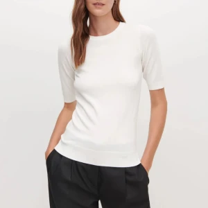 VIT TOPP - Säljer denna omtalade vita topp från zara! Aldrig använd så fin! 