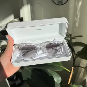 Solglasögon från CHIMI EYEWEAR i modellen 02 clear! I princip helt oanvända, inga tecken på användning, säljer då jag inte får användning för dem!  Det går bra att ge prisförslag! 