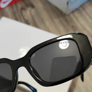 Helt nya Prada solglasögon. - Helt nya Prada solglasögon lite repor på bågen men inget som stör.