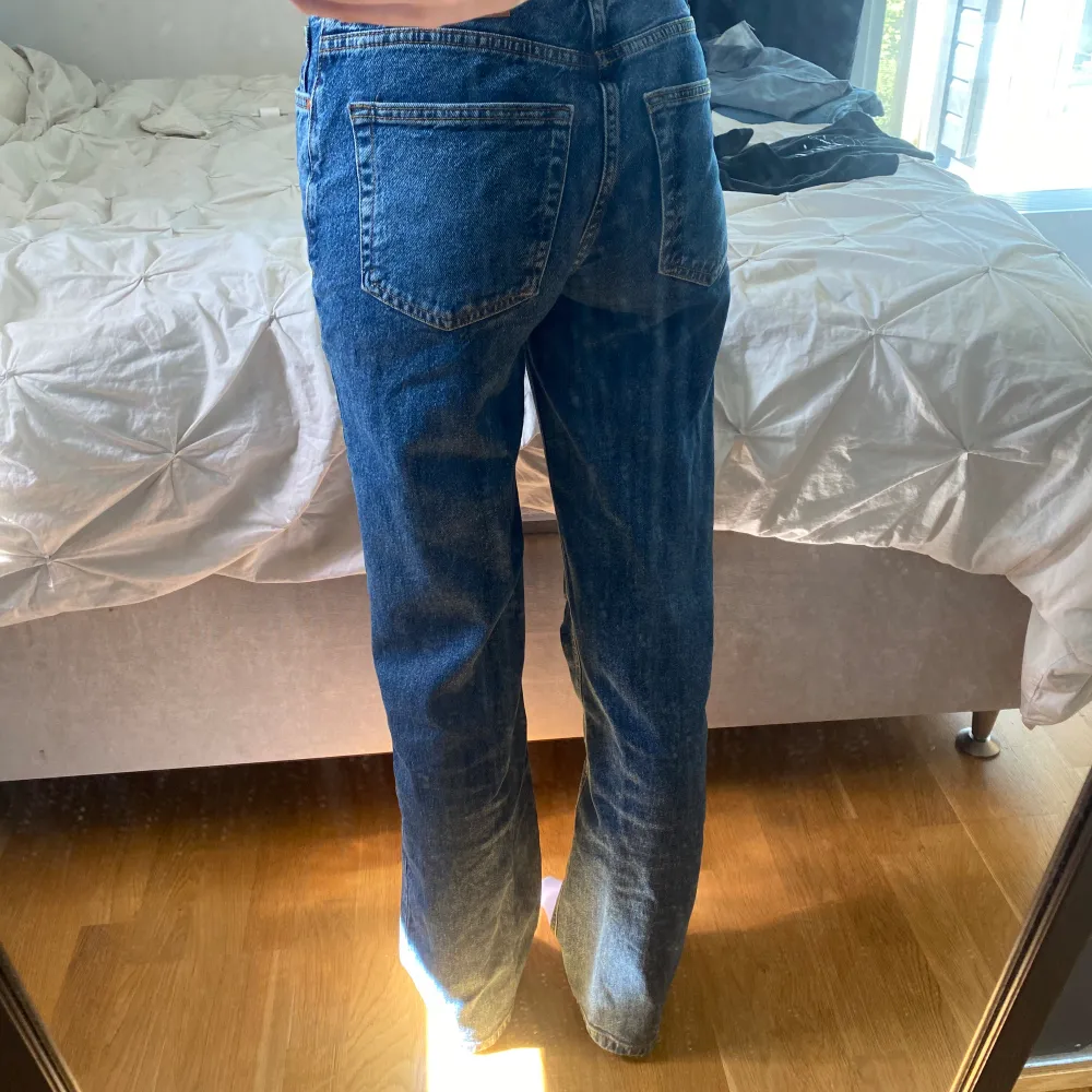 Ett par jeans som jag aldrig använder för gillar ej passformen på jeansen. Använt max 4-5 gånger helt fläck fria inga tecken på att de är sönder eller trasiga. Är runt 170 och dessa passar mig perfekt i längden.. Jeans & Byxor.