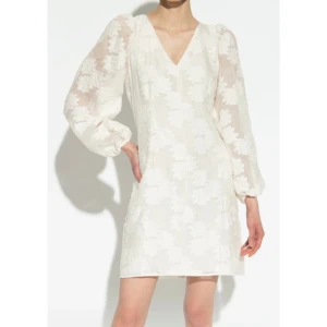 Studentklänning  - Säljer min samsoe klänning i st 36, i nyskick endast testad men säljer då jag har hittat en ny klänning. Nypris 1699 men säljer för 650 Pris kan diskuteras 