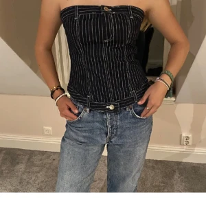 Jeans korsett zara  - Säljer denna oanvända korsetten från zara. Superfin till sommaren!