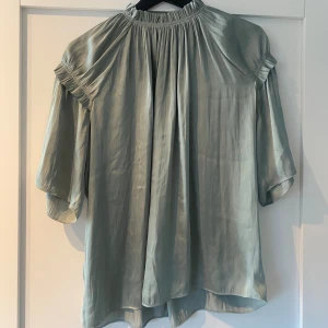 Blus  - Säljer denna jättefina blå/gröna blus från Wera då den inte kommer till användning💕