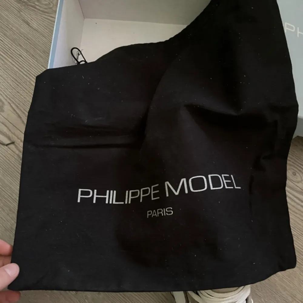 Riktigt fetta Philippe Model i storlek 43, box och dustbag medföljer  Skicket är 8-10. Skor.