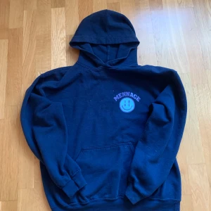Menace hoodie - Skön hoodie med fett backprint, Storlek S men rätt baggy passar runt 170-180