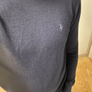 Ralph Lauren tröja - mörkblå ralph lauren tröja i 100% merino ull. Använt några gånger men den är i exakt samma skick som när jag köpte den, har inga defekter. Skick 9/10.  Nypris: 2000kr, Mitt pris: 499kr