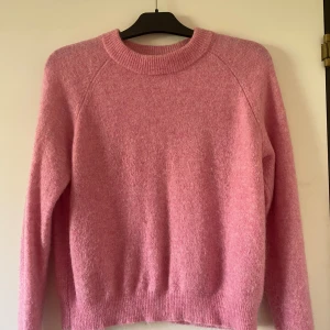 Stickad tröja - Skicket, materialet och färgen gör sig inte riktigt rättvist med verkligheten. Tröjan är väldigt fin och ser nästintill ut som ny jättemysigt och skönt material. Storlek S passar även XS-M. Fler bilder kan skickas vid intresse. Frakt ingår ej