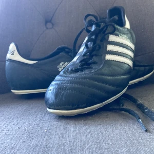 Fotbollskor  - Storlek 44 riktigt fina fotbollskor I bra skick, dessa kan inte gå sönder. Använda ungefär 3 gånger, säljer för dom är för stora för mig.  (NYPRIS: 1500kr ish) Pris kan diskuteras 