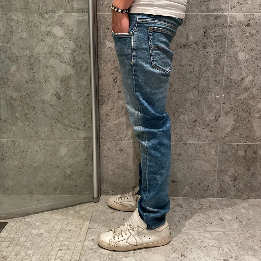 Hej! Vi säljer nu ett par riktigt snygga tiger of Sweden slim jeans | Strl: 29/30 Retail: ca 1700kr Skick: 9/10 | För ytterligare frågor är det bara att skriva🥷. Jeans & Byxor.