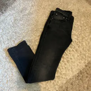Säljer ett par riktigt schyssta nudie jeans i modellen (grim Tim dark Cove)✅dom är i skick 10/10 och har knappt kommit till användning. Dom sitter som 30/32 men är i storlek 29/30 modellen på bilden är 182cm och väger runt 60kg🙌