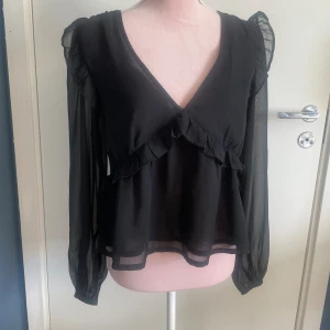 Blus  - Super fin blus. Som knappt har blivit använd💕