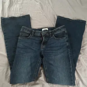Säljer ett par lågmidjade bootcut jeans då jag har växt ur dom ❤️jeansen är köpta från Lindex i storlek 158 (barn storlek) för 349kr 🥰jag säljer jeansen för 150kr men pris skulle även kunna diskuteras, det är bara att höra av er om ni undrar något ❤️❤️❤️
