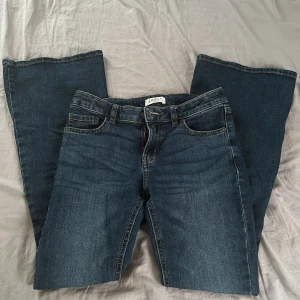 Lågmidjade utsvänga/bootcut jeans ❤️ - Säljer ett par lågmidjade bootcut jeans då jag har växt ur dom ❤️jeansen är köpta från Lindex i storlek 158 (barn storlek) för 349kr 🥰jag säljer jeansen för 150kr men pris skulle även kunna diskuteras, det är bara att höra av er om ni undrar något ❤️❤️❤️