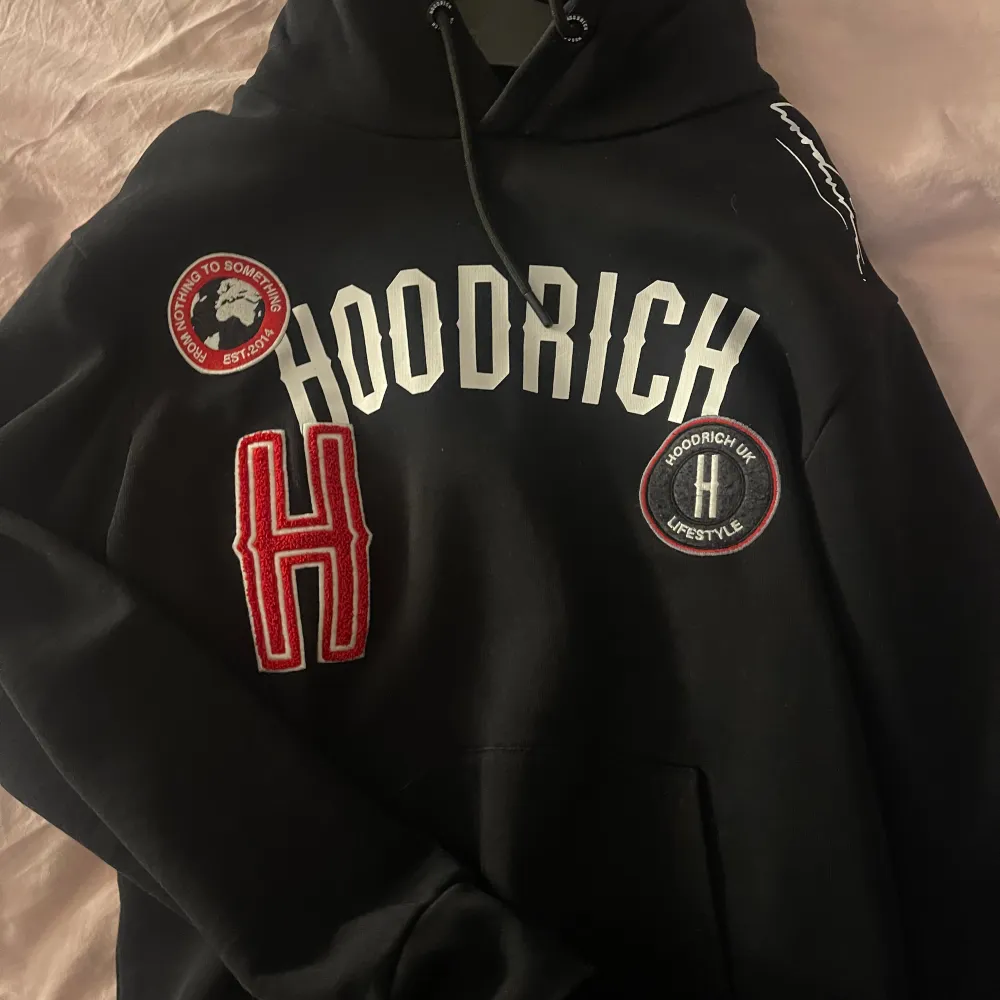 Säljer denna hoodie för den inte kommer till användning!😊. Hoodies.