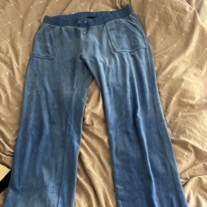 Juicy couture  - Dom är använda 1 dom e förstora för mig då jag fick fel storlek så kan inte använda längre 